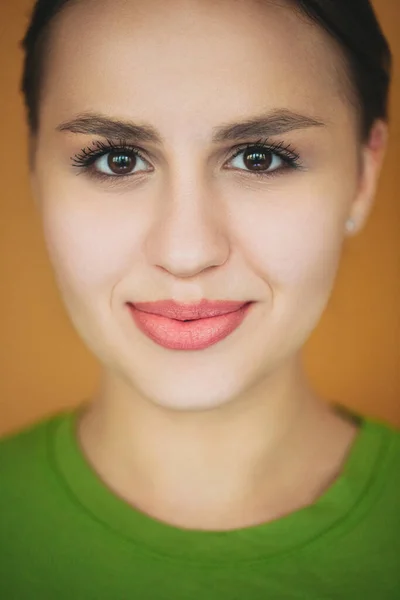 Mulher Positiva Rindo Alegremente Fundo Marrom Estúdio Olhando Para Câmera — Fotografia de Stock