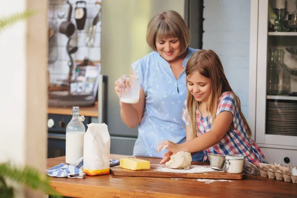 Feliz Adulto Mujer Madura Cocinar Junto Con Linda Niña Mesa — Foto de Stock