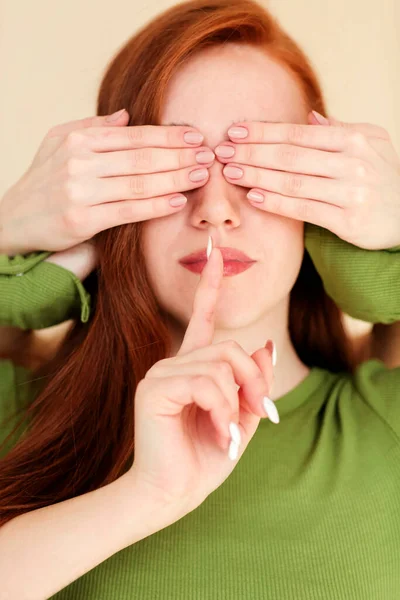 Femme Sourde Aveugle Avec Les Yeux Couverts Gardant Doigt Près — Photo