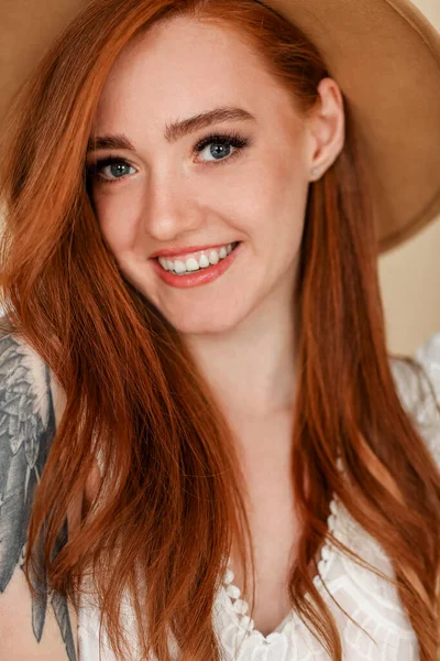 Joyeux Rousse Femelle Aux Cheveux Longs Chapeau Élégant Souriant Regardant — Photo