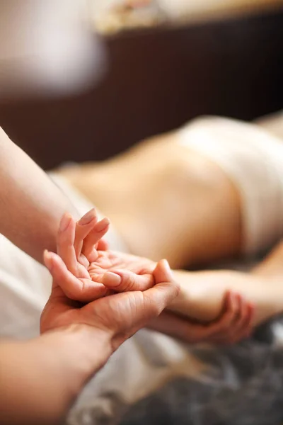 Braço Massagem Mestre Sem Rosto Pulso Mulher Deitada Mesa Salão — Fotografia de Stock