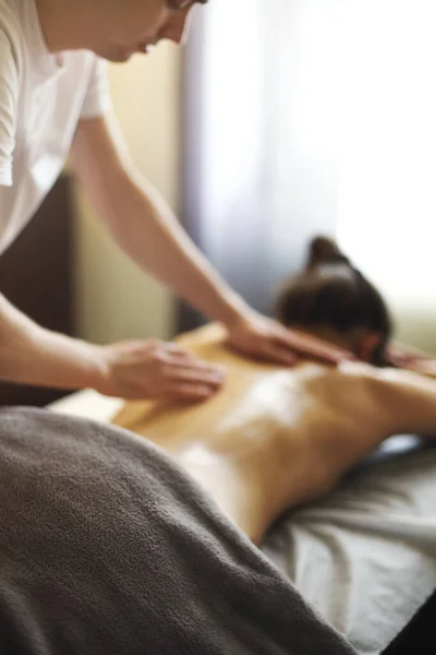 Hombre Maestro Dando Masaje Espalda Los Músculos Del Hombro Mujer — Foto de Stock