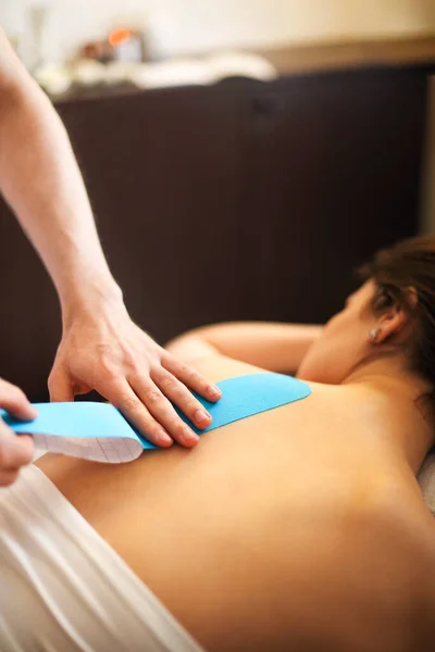 Crop Massör Tillämpa Kinesiologi Tejp Baksidan Anonym Kvinna Massage Spa — Stockfoto