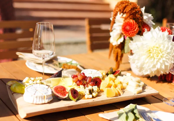 Verre Vin Vide Placé Près Planche Avec Des Fruits Sur — Photo