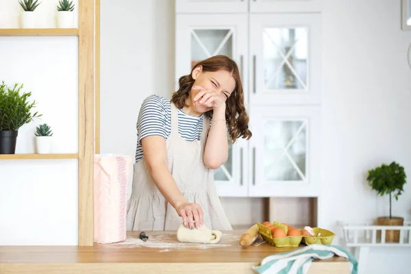 Gelukkig Huisvrouw Met Rauw Deeg Tijdens Het Koken Aan Tafel — Stockfoto