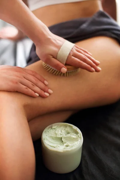 Onherkenbare Vrouw Ontvangt Cellulitis Massage Met Borstel Van Professionele Masseuse — Stockfoto