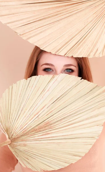 Junge Frau Blickt Die Kamera Und Bedeckt Das Halbe Gesicht — Stockfoto