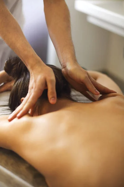 Mestre Sem Rosto Dando Massagem Músculos Nas Costas Nos Ombros — Fotografia de Stock