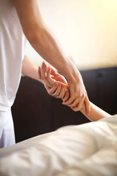 Maestro Sin Rostro Masajeando Brazo Muñeca Mujer Acostada Mesa Salón —  Fotos de Stock