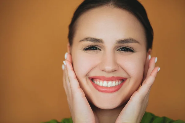 Positive Frau Lacht Glücklich Auf Braunem Hintergrund Studio Und Blickt — Stockfoto