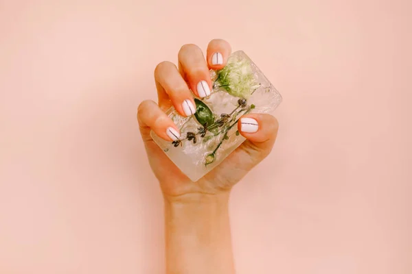 Femme Culture Méconnaissable Avec Pile Glaçons Avec Des Herbes Pour — Photo