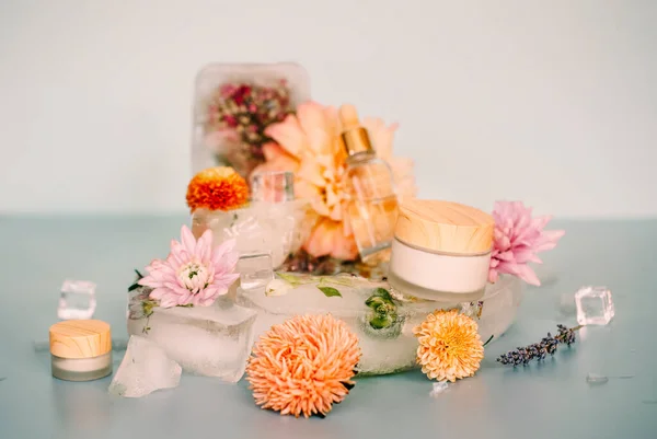 Produtos Cosméticos Naturais Flores Frescas Dispostas Com Cubos Gelo Sobre — Fotografia de Stock