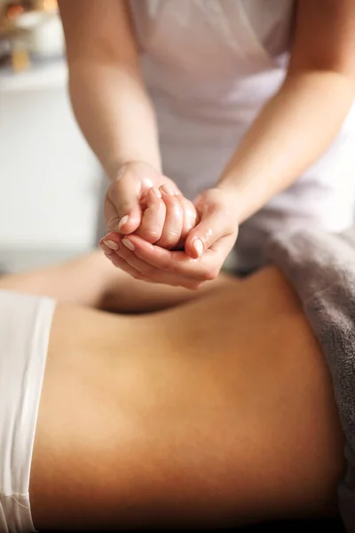 Gewasloze Masseuse Gieten Olie Bij Hand Tijdens Ontspannende Massage Spa — Stockfoto