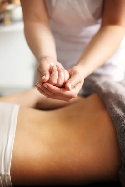 Ernte Gesichtslose Masseurin Gießt Auf Die Hand Während Einer Entspannenden — Stockfoto