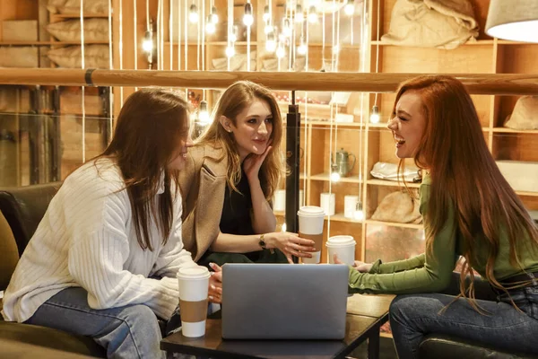 Donne Allegre Con Caffè Andare Sorridere Navigare Computer Portatile Mentre — Foto Stock