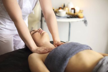 Tanımlanamayan ekin masajı yapan kadın müşterinin masaj sandığı spa salonundaki masada yatıyor.