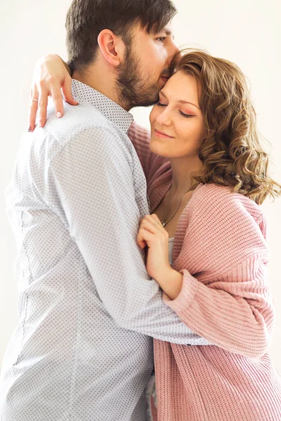 Side Syn Innehåll Kärleksfullt Par Försiktigt Omfamna Vit Bakgrund Hemma — Stockfoto