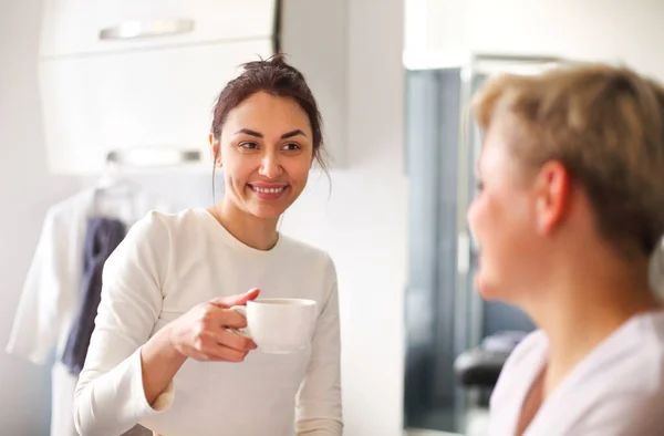 Cosmetician Fêmea Com Chá Cliente Drinkinh Após Rotina Cuidados Com — Fotografia de Stock