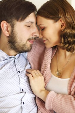 Memlekette beyaz arka planda kucaklaşan içerik seven çiftin yan görünümü