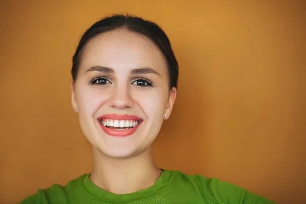 Mujer Positiva Riendo Felizmente Sobre Fondo Marrón Estudio Mirando Cámara — Foto de Stock