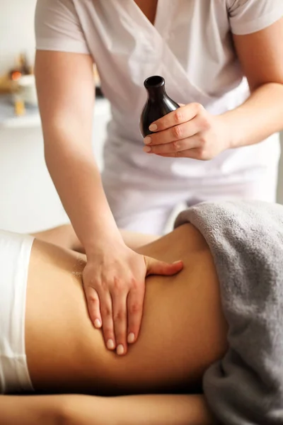 Crop Massagista Sem Rosto Derramando Óleo Mão Durante Massagem Relaxante — Fotografia de Stock