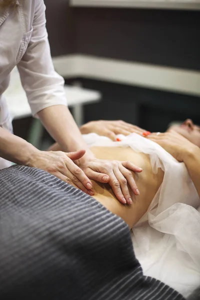 Vista Parziale Del Massaggiatore Che Massaggio Allo Stomaco Alle Donne — Foto Stock