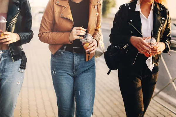 Gelukkige Jonge Vrouwen Met Afhaaldrankjes Wandelen Stoep Glimlachen Zonnige Weekend — Stockfoto