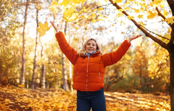 Delighted Middle Age Female Outerwear Smiling Sunny Weekend Day Autumn — Stockfoto