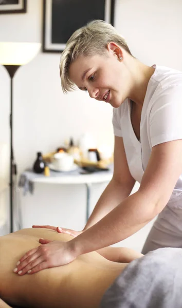 Gezichtsloze Meester Geven Massage Van Rug Schouder Spieren Naar Anonieme — Stockfoto