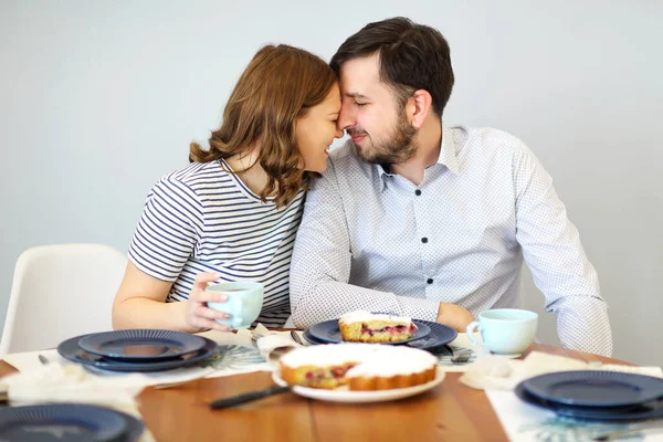 Mujer Cortando Pastel Hombre Bebiendo Bebidas Mientras Desayunan Juntos Mesa —  Fotos de Stock