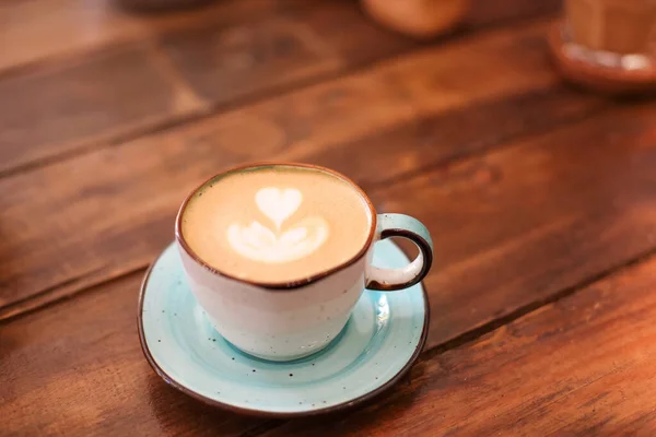 Fentről Kerámia Csésze Csészealjak Frissen Főzött Latte Szívvel Habos — Stock Fotó
