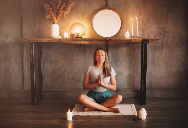 Junge Frau Meditiert Mit Geschlossenen Augen Und Gefalteten Händen Während — Stockfoto