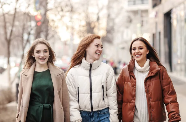 Optimistiska Flickvänner Ytterkläder Ler Och Går Gatan Modern Stad Tillsammans — Stockfoto