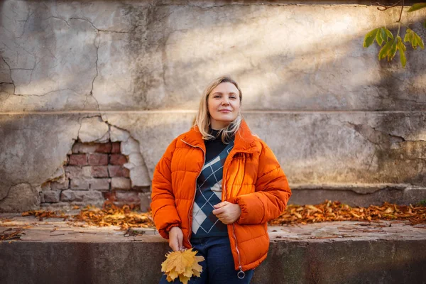 Delighted Female Outerwear Smiling Holding Yellow Leaf Sunny Weekend Day — Stock fotografie