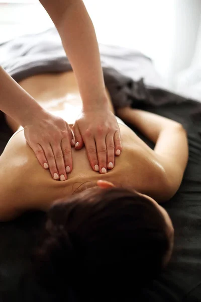 Mestre Sem Rosto Dando Massagem Músculos Nas Costas Nos Ombros — Fotografia de Stock