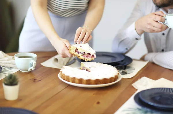 Femme Coupant Tarte Homme Buvant Des Boissons Tout Prenant Petit — Photo