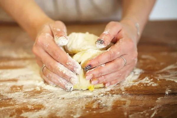 Casalinga Irriconoscibile Che Rompe Uovo Sulla Pasta Cruda Mentre Cucina — Foto Stock