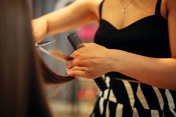 サロンでの仕事中に幸せな女性のクライアントの髪をカットするために櫛やはさみを使用してクロップヘアスタイリスト — ストック写真