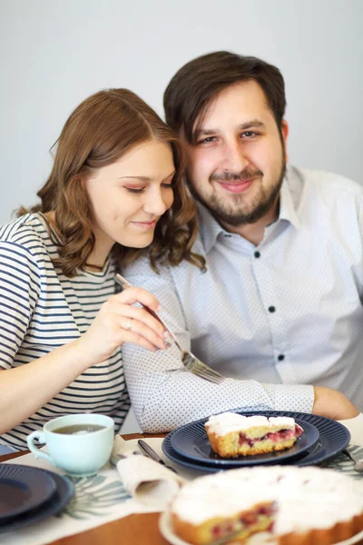 Frau Schneidet Kuchen Und Mann Trinkt Getränk Beim Gemeinsamen Frühstück — Stockfoto
