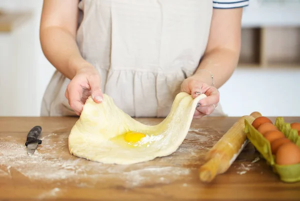 Casalinga Irriconoscibile Che Rompe Uovo Sulla Pasta Cruda Mentre Cucina — Foto Stock