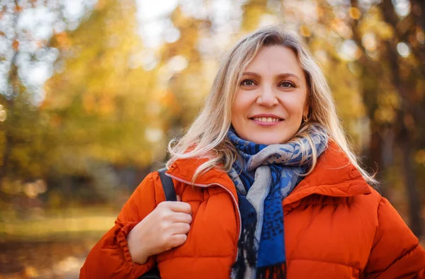 Délicieuse Femelle Vêtements Dessus Souriant Week End Ensoleillé Dans Parc — Photo