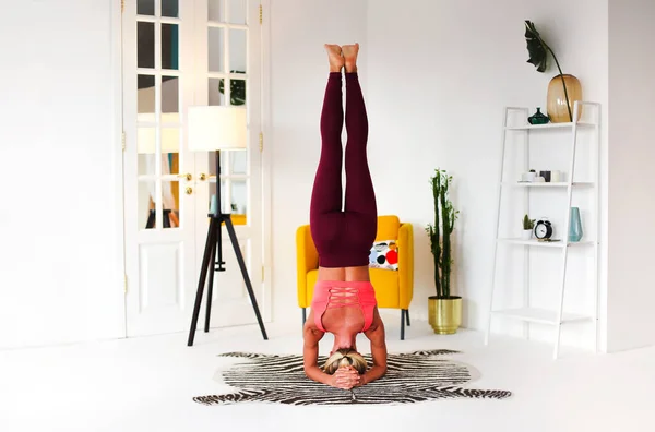 Volledig Lichaam Van Gefocuste Slanke Vrouwelijke Uitvoerende Handstand Buurt Van — Stockfoto