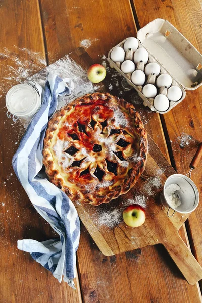 Von Oben Frischer Obstkuchen Auf Holztisch Neben Zutaten Zum Ausprobieren — Stockfoto