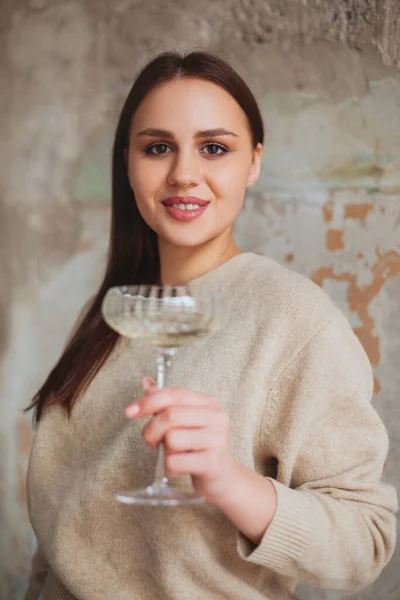 Beskär Glad Kvinna Ler Och Njuter Glas Champagne Medan Vilar — Stockfoto