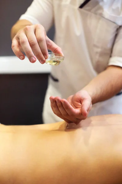 Gewasloze Masseuse Gieten Olie Bij Hand Tijdens Ontspannende Massage Spa — Stockfoto