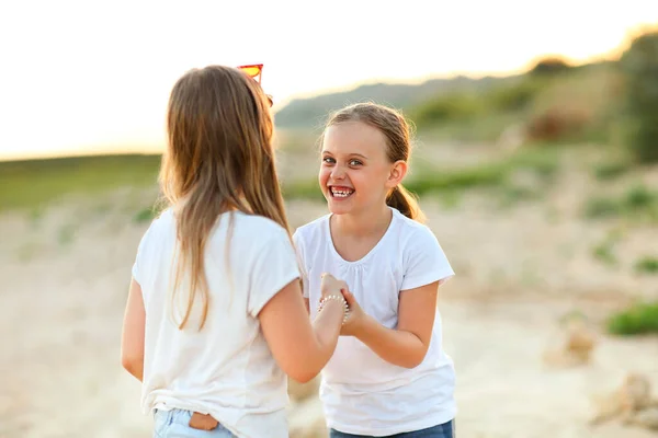 Begeisterte Kinder Halten Händchen Und Laufen Sandstrand Entlang Während Sie — Stockfoto