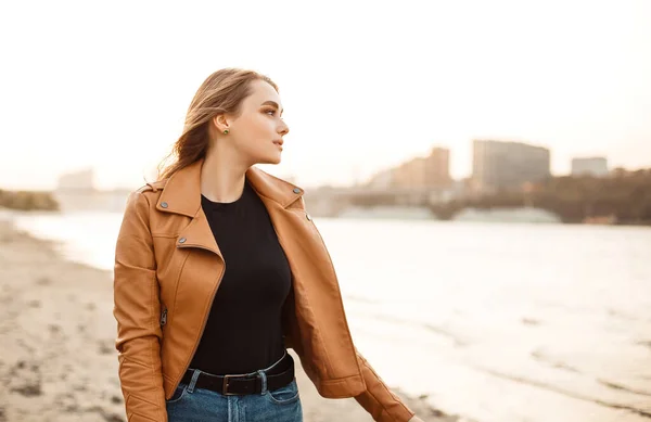 Feliz Joven Hembra Elegante Chaqueta Cuero Sonriendo Mirando Cámara Mientras —  Fotos de Stock