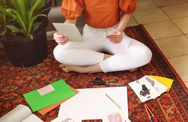 Young Woman Creating Her Feng Shui Wish Mapsitting Carpet Room — Stock Photo, Image