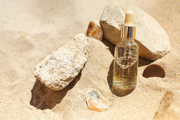 Kumlu Kumsalda Taş Dalların Yanına Yerleştirilmiş Aromatik Gerekli Yağ Içeren — Stok fotoğraf