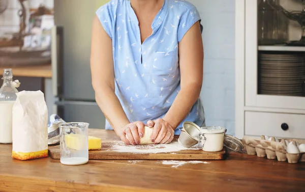 Šťastný Dospělý Dospělý Žena Vaření Stolu Kuchyni — Stock fotografie